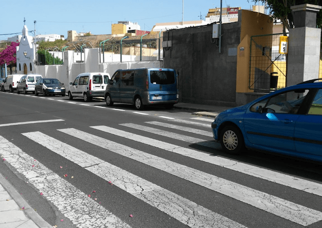 Los vecinos aseguran que muchos vehículos no respetan los pasos de peatones y llegan incluso a adelantar (Foto TA)